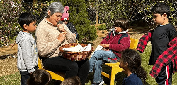 crianças em recreação
